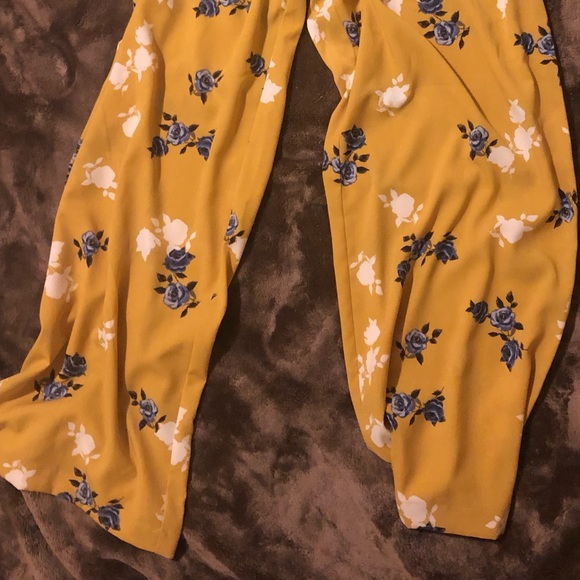 Crop top & High waisted bottoms - Picture 5 of 6